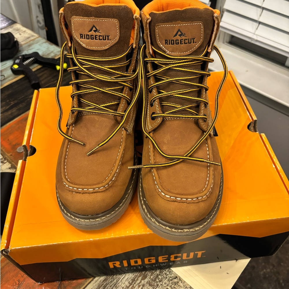Men’s ridge cut water proof work boots size 10.5 only worn once